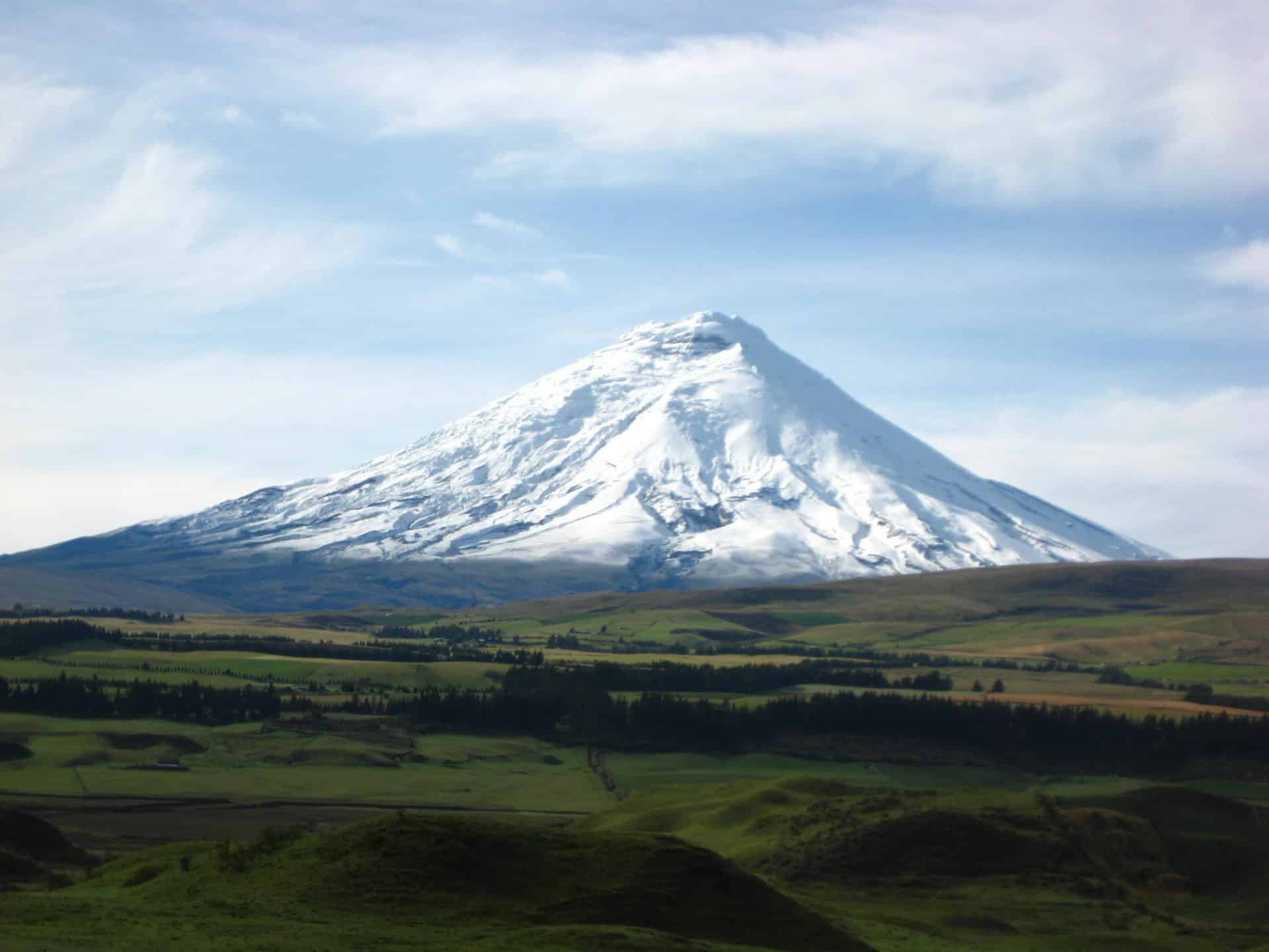 Hike Quilotoa Lagoon and Cotopaxi National Park. 5-day trip. ASEGUIM leader